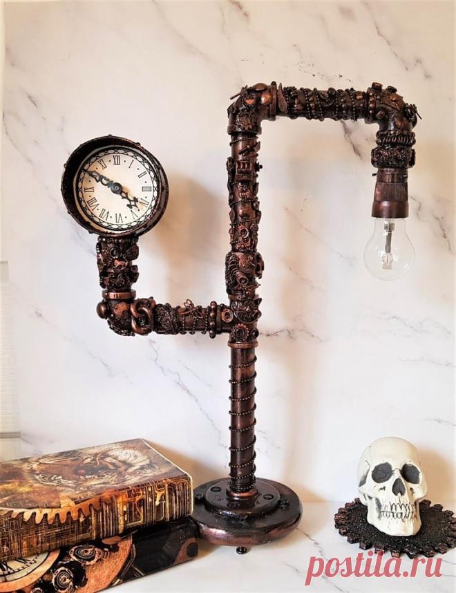 Настольная лампа с часами в стиле стимпанк Из этой статьи мы с вами узнаем, как можно сделать настольный светильник с часами. Такой светильник отлично впишется в дизайн любителя стимпанка. Инструменты и материалы:-Сантехническая арматура;-Часовой циферблат;-Пластиковый контейнер;-Слесарный инструмент;-Клей;-Крепеж;-ДВП;-Провод с вилкой и
