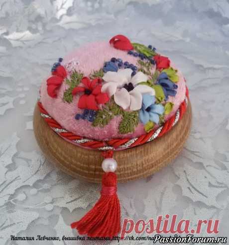 Шкатулки, вышитые лентами