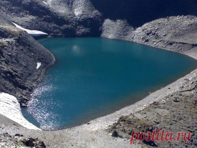 Что случилось с душой? Что случилось с душой? 
Почему вдруг холодным, застывшим во времени, 
Камнем она замерла? 
Почему контур ровного сердца, 
Подернулся льдом и скован морозом? 
Как страна, у которой война, 
Радость жизни в полон увела. 
И во взгляде твоём, 
Чёрной тучей, тоска-пелена. 
Что уже не вернуть? 
От чего вдруг потеряна суть? 
Не забудь! 
Есть РАЗУМНЫЙ правитель. 
У 