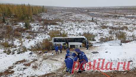 В Якутии трое пассажиров перевернувшегося автобуса не выжили. Более 30 человек пострадали в результате опрокидывания автобуса в Якутии на трассе &quot;Лена&quot;, еще трое скончались. Об этом сообщила региональная пресс-служба МВД. Новость ...