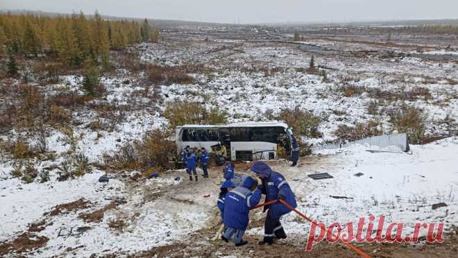 В Якутии трое пассажиров перевернувшегося автобуса не выжили. Более 30 человек пострадали в результате опрокидывания автобуса в Якутии на трассе "Лена", еще трое скончались. Об этом сообщила региональная пресс-служба МВД. Новость ...