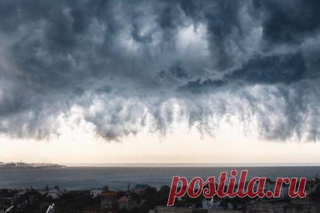 Мощный разорванный шкваловый ворот в Севастополе (Крым) (11.06.2015) / Социальная погода