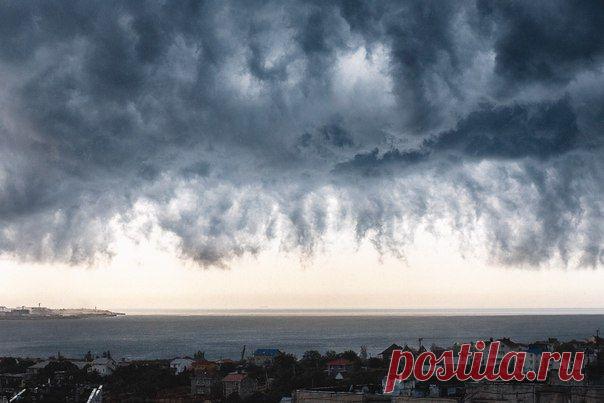 Мощный разорванный шкваловый ворот в Севастополе (Крым) (11.06.2015) / Социальная погода
