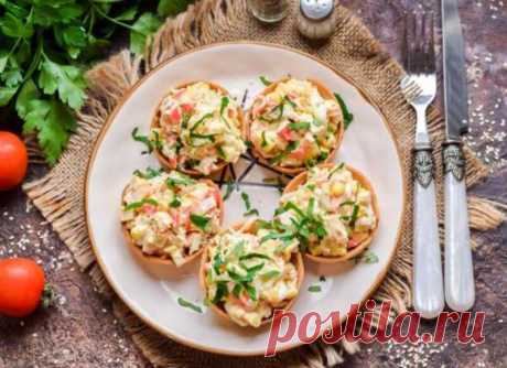 Тарталетки с крабовыми палочками и кукурузой Тарталетки с крабовыми палочками и кукурузой - порционные закуски. Сочетание кукурузы, яиц и крабовых палочек - нравится всем.