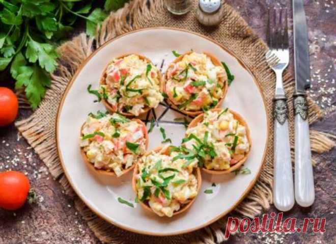 Тарталетки с крабовыми палочками и кукурузой Тарталетки с крабовыми палочками и кукурузой - порционные закуски. Сочетание кукурузы, яиц и крабовых палочек - нравится всем.