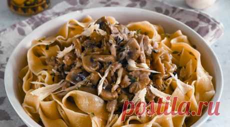 Папарделле с соусом-рагу из курицы - Журнал Советов Паппарделле (pappardelle) – один из самых широких видов плоской яичной пасты родом из Тосканы. Название этой лапши происходит от глагола «pappare«, что на тосканском диалекте означает «есть с удовольствием и радостью».  Ширина свежих паппарделе может достигать 3 см, сухие поуже – 1.3-1.5 см.  Домашние паппарделли приготовить совсем несложно, а получаются они невероятно вкусными и ароматными. К такой крупноформатной, […]