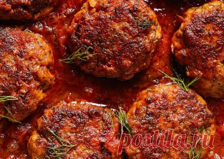 «Рыбные котлеты в пряном и густом томатном соусе на Шаббат»

Воздушные рыбные котлеты в пряном и густом томатном соусе – это замечательное блюдо сефардской кухни изменит ваше отношение к словосочетанию «рыбные котлеты» в положительную сторону
Ингредиенты (на 4 порции):
Для котлет:
3 большие ломтика белого хлеба;
600 г. филе трески или другой белой рыбы;
1 средняя луковица;
4 зубчика чеснока;
Пучок петрушки и кинзы (гашнич);
1 ст.л. молотого кумина (зира);
1,5 ч.л. соли;
2 ...