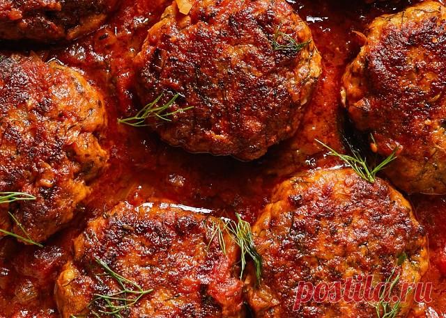 «Рыбные котлеты в пряном и густом томатном соусе на Шаббат»

Воздушные рыбные котлеты в пряном и густом томатном соусе – это замечательное блюдо сефардской кухни изменит ваше отношение к словосочетанию «рыбные котлеты» в положительную сторону
Ингредиенты (на 4 порции):
Для котлет:
3 большие ломтика белого хлеба;
600 г. филе трески или другой белой рыбы;
1 средняя луковица;
4 зубчика чеснока;
Пучок петрушки и кинзы (гашнич);
1 ст.л. молотого кумина (зира);
1,5 ч.л. соли;
2 ...