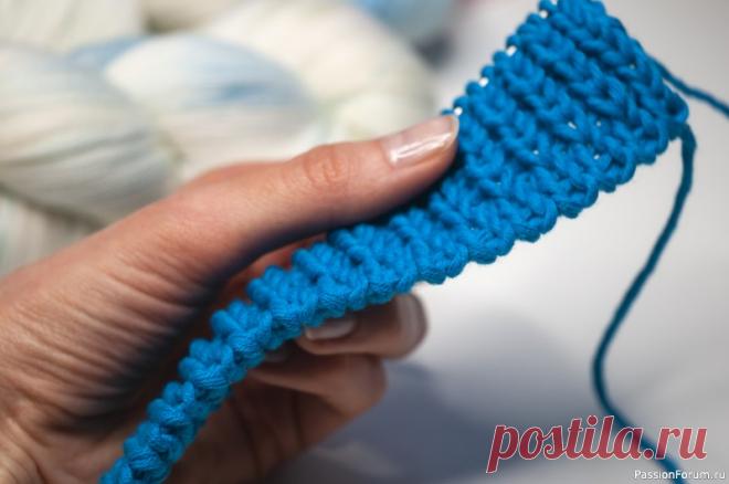 Знающие вязальщицы приберегли фабричный набор петель для резинок 1х1 в 2х вариантах. | Вязание спицами для начинающих Продолжаю тему сравнения разных видов набора петель, которую мы с моей подругой Еленой уже начали.Вот в этой статье даны 2 отличных варианта набора для узоров на основе глади. Что  там гладь - легкотня! Но дело обстоит гораздо сложнее, когда мы беремся  вязать резинки. И не важно какая...