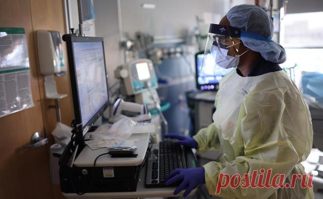 Заболеваемость новым вариантом COVID в США удвоилась за полмесяца. Вариант JN.1 выявили в более 44% случаев заболевания COVID в США, рост заболеваемости им — в два раза всего за две недели. Однако в медицинском центре Огайо отметили, что речь не идет о возвращении «к тем первым дням» пандемии