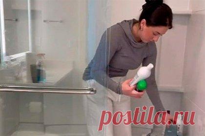 Тиктокерша подсказала простые способы преобразить ванную без ремонта. Обновить интерьер в ванной комнате без ремонта можно с помощью корзин, свечей и емкостей для средств гигиены, рассказала блогерша Меган, которая ведет страницу в социальной сети TikTok под псевдонимом @housetohomey. По словам Меган, такие способы подойдут людям, арендодатели которых возражают против ремонта.