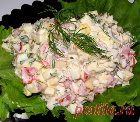 Вкусный и нежный салат из крабовых палочек. Огурец придает ему свежесть, крабовые палочки аромат, а рис и яйца сытность. Рецепт  тут
https://fly.mirzverushek.ru/?p=768