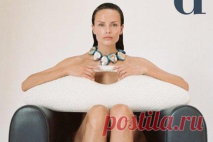 Российская модель снялась голой для иностранного журнала. Российская модель Наташа Поли снялась в откровенном виде для итальянского журнала D la Repubblica. На размещенном фото 38-летняя манекенщица позирует голой на черном кожаном кресле. При этом знаменитость прикрывает перед камерой обнаженную грудь длинной белой сумкой бренда Bottega Veneta.