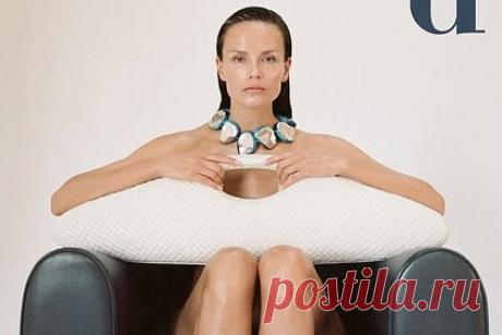 Российская модель снялась голой для иностранного журнала. Российская модель Наташа Поли снялась в откровенном виде для итальянского журнала D la Repubblica. На размещенном фото 38-летняя манекенщица позирует голой на черном кожаном кресле. При этом знаменитость прикрывает перед камерой обнаженную грудь длинной белой сумкой бренда Bottega Veneta.