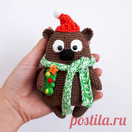 PDF Мишка с ёлкой крючком. FREE crochet pattern; Аmigurumi doll patterns. Амигуруми схемы и описания на русском. Вязаные игрушки и поделки своими руками #amimore - новый год, новогодний медведь, медвежонок, плюшевый мишка.