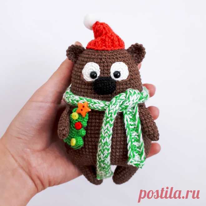 PDF Мишка с ёлкой крючком. FREE crochet pattern; Аmigurumi doll patterns. Амигуруми схемы и описания на русском. Вязаные игрушки и поделки своими руками #amimore - новый год, новогодний медведь, медвежонок, плюшевый мишка.