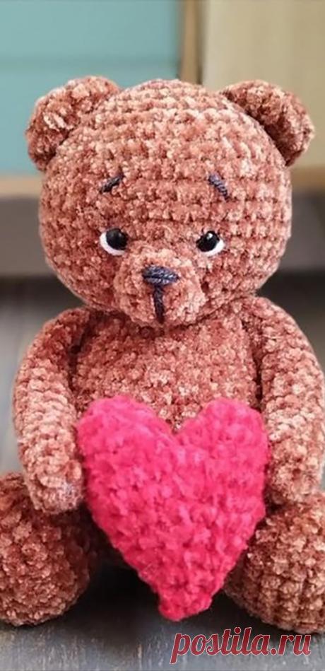 PDF Мишутка Валентин крючком. FREE crochet pattern; Аmigurumi animal patterns. Амигуруми схемы и описания на русском. Вязаные игрушки и поделки своими руками #amimore - медведь с сердвечком, маленький медвежонок к 14 февраля, велюровый мишка ко дню Святого Валентина.