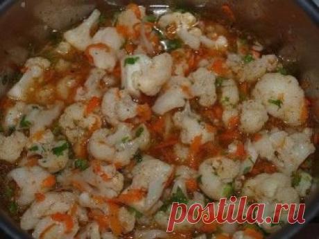 Цветная капуста по-корейски — очень вкусное диетическое блюдо 
Если Вы любите корейские салатики также как и мы, то предлагаем Вам замариновать цветную капусту. 
Ингредиенты: 
Цветная капуста – 700 г
Вода – 1 л
Уксус – 1 стакан
Чеснок – 2 больших зубчика
Сахар – 2 стакана
Соль – 2 ст. л.
Растительное масло – 50 мл (1\4 стакана)
Приправа для моркови по-корейски
Петрушка
Приготовление:
1. Капусту разбираем на соцветия, отвариваем до полуготовности (у меня был большой кочан, половину обжарила
