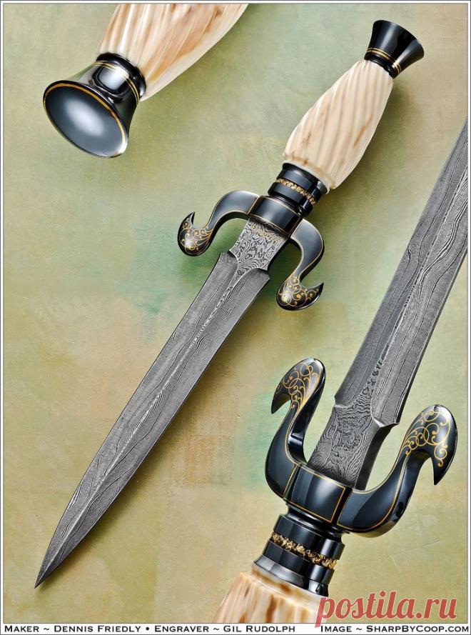 Кинжал от Dennis Friedly. Гравировка от Gil Rudolph. Дамасская сталь. Чернение. Всечка золотом. Рог.