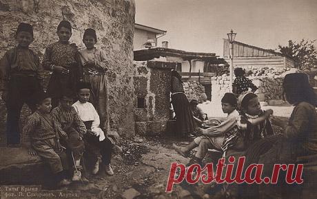 Крымские татары только в годы Перестройки сумели добиться признания права на свою национальную самоидентификацию, статуса репрессированного народа и права возвратиться на историческую родину. Почему? Забыл о них Хрущёв или сознательно не реабилитировал?