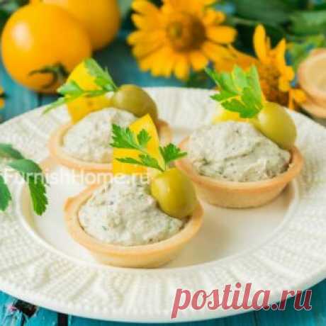 Паштет из шпрот с плавленым сыром Готовим вкусную и сытную закуску из шпрот и плавленого сыра. На этот раз это будет нежный паштет, который удобно намазывать на ломтики свежего хлеба или тосты. Для фуршетного стола паштет из шпрот можно подать в песочных тарталетках или волованах из слоеного теста.