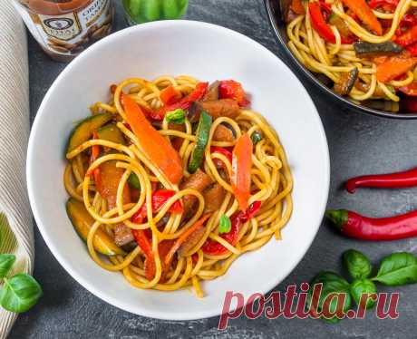 Овощи с лапшой в соусе карри на Вкусном Блоге Эта лапша уже успела засветиться на фото к рецепту свиных отбивных в цитрусовом соусе. С небольшим опозданием делюсь рецептом. Главная фишка здесь – соус. Лапша может быть любой – хоть яичной, хоть рисовой, хоть удон используйте. У меня вообще рабочая версия – это обычные спагетти. Я привожу здесь вегетарианскую версию…
