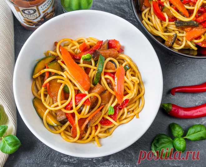 Овощи с лапшой в соусе карри на Вкусном Блоге Эта лапша уже успела засветиться на фото к рецепту свиных отбивных в цитрусовом соусе. С небольшим опозданием делюсь рецептом. Главная фишка здесь – соус. Лапша может быть любой – хоть яичной, хоть рисовой, хоть удон используйте. У меня вообще рабочая версия – это обычные спагетти. Я привожу здесь вегетарианскую версию…