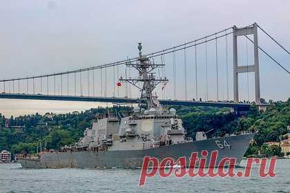 В США заявили о трех атаках на суда в Красном море. Три коммерческих судна за сутки подверглись четырем атакам в Красном море. США полагают, что все нападения были совершены йеменскими мятежниками-хуситами из движения «Ансар Аллах». При этом поддержку боевикам якобы оказывал Иран.Отражая атаки, ракетный эсминец ВМС США USS Carney сбил три ракеты и три БПЛА.