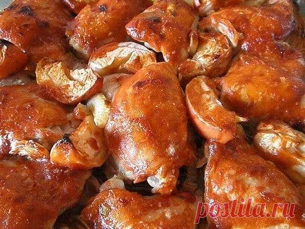 Румяная курочка в тайной глазури

Ингредиенты для курочки:
-2 куриных голени
-2 куриных бедра
-4 маленьких яблочка
-2 маленьких луковицы
-пара зубчиков чеснока
-соль, чёрный молотый перец
Для глазури:
-1ч.л. жидкого мёда ( можно даже чуть меньше )
-2 ч.л. острой горчицы
-2 ч.л. кетчупа
-1 ст.л. соевого соуса
-немного молотой паприки

Яблоко разрезать на 4 дольки. Лук также порезать на не большие кусочки. Чеснок очистить, разрезать на 2 части - вынуть маленький зелёный рост...