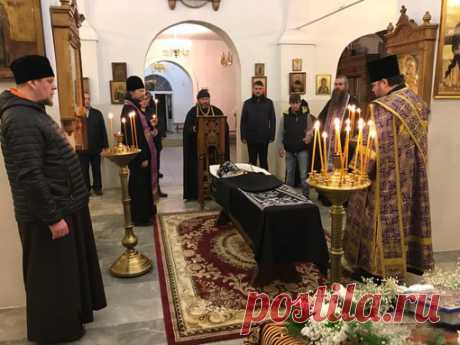 Братия обители по облачении отца Лавра перенесли его тело в Успенский собор и соборно совершили проследование по исходе души от тела. Царствие Небесное, наш отец!
#СвятоУспенскийМонастырьНаИстокеДона #архимандритЛавр #ЦарствоНебесное