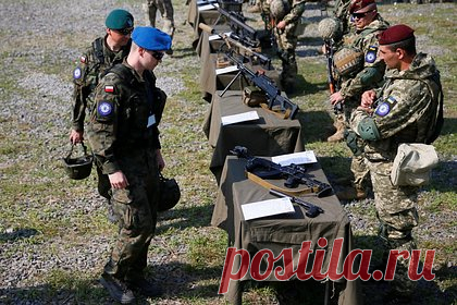 В ДНР рассказали о привозе оружия для ВСУ на польских гражданских поездах. Военная помощь для Вооруженных сил Украины (ВСУ) прибывает на польских гражданских поездах. Об этом рассказал герой Донецкой народной республики (ДНР) полевой командир Ахра Авидзба с позывным Абхаз. Герой республики Донбасса объяснил, каким образом грузы с вооружением прикрепляются к гражданскому составу.