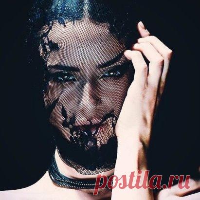 Мужчины, никогда не сражайтесь с женщинами. 
И победа, и поражение будут для вас позором.