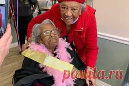 104-летняя парикмахер поделилась секретом долголетия. Жительница американского города Мемфис отметила 104-й день рождения вместе с дочерью и внуком и раскрыла секрет своего долголетия. Эрнестина Спенсер родилась в 1917 году и всю жизнь провела в любимом городе. Она рассказала, что очень рада наблюдать, как город менялся в течение века.