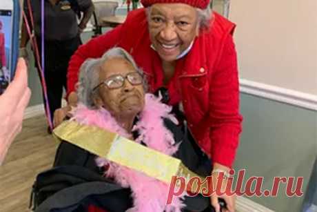 104-летняя парикмахер поделилась секретом долголетия. Жительница американского города Мемфис отметила 104-й день рождения вместе с дочерью и внуком и раскрыла секрет своего долголетия. Эрнестина Спенсер родилась в 1917 году и всю жизнь провела в любимом городе. Она рассказала, что очень рада наблюдать, как город менялся в течение века.