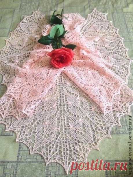 Вяжем шаль "Нежная роза" 200 г (400 м) пряжи Rowan Fine Lace (80% меринос), круговые спицы № 4,5 и длиной 60-70 см.ПЛОТНОСТЬ ВЯЗАНИЯ10 п. х 10 р. = 10 х 10 см ажурным узором, после обработки.РАЗМЕР ШАЛИ:высота 80 см, размах крыльев 160 см.Набрать 4 петли на спицы № 4,5 мм и продолжить вязать в соответствии со...