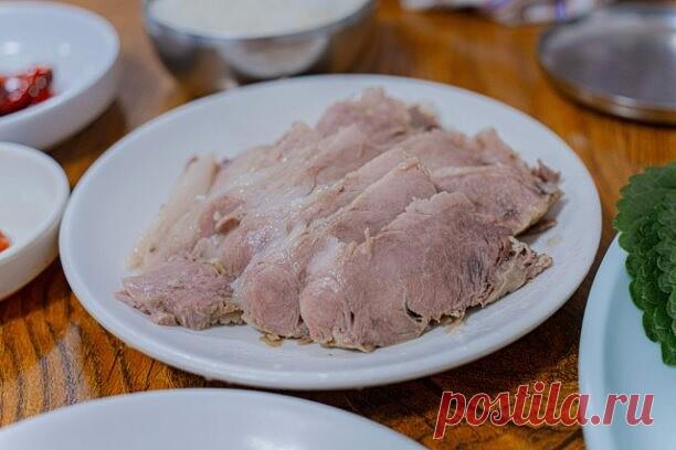 Домашняя буженина, от которой гости попросят добавки.



Иногда достаточно одного кусочка ароматной, сочной буженины, чтобы вся семья спросила: 
«А когда вы приготовите ещё?»

Кстати, расскажите в комментариях — вы любите запечённое мясо или предпочитаете копчёное? Ваше мнение интересно всем в нашей уютной группе 

Вот проверенный способ сделать именно ту буженину, которая тает во рту:

Что понадобится:
• свиная шея — 1,5 кг
• соль крупная — 1 ст. л.
• копчёная паприка — 1...