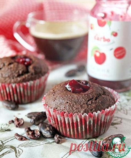 Полезные шоколадные маффины с вишневым конфитюром.