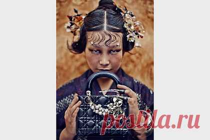 Dior обвинили в уродовании азиатских женщин в новой рекламе. Французский дом моды Dior раскритиковали в сети из-за новой рекламной кампании. Фотохудожница Чэнь Мэн представила снимок, на котором запечатлена азиатская женщина в традиционном костюме с сумкой Dior в руках. По мнению местных журналистов, реклама заставляет китайских покупателей чувствовать себя неуютно.