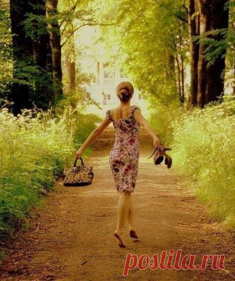 Всё обойдётся. Всё будет в порядке.
Ветер расправит глубокие складки
На занавесках и в окна ворвётся.
Всё образуется, всё обойдётся.

Не сомневайся. Всё выйдет как надо.
Лоб твой остудит ночная прохлада.
Сон незаметно придет, а наутро
Мир обустроится просто и мудро.

Ну, а печали останутся в прошлом.
Новости будут только хорошими.
Верь, и удача тебе улыбнётся.
Что потеряется, тут же найдётся.

Всё устаканится, свяжется, сбудется.
Люди без зонтиков выйдут на улицу,
Ведь неп...