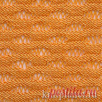 Узор спицами из длинных петель на фоне изнаночной глади.