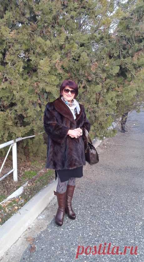 Առօրյա հոգսերից դուրս..🌷.
Աշխատանքային խորհրդակցության ավարտին արված լուսանկարներ....հոգնածությունը թոթափելու հույսով:
Որքան քեզ բարձր պահես,անառիկ,այնքան ցանկալի կլինես անշուշտ:Դու ամբողջ կյանքում հիշիր, որ մարդիկ բարձրունք են սիրում և ոչ թե անդունդ: