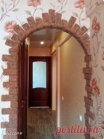 Декор своими руками для интерьера Итак, мне потребовалось: 1. Упаковки для яиц (картонные), коробки от бытовой техники (остались после переезда и т.п.) 2. Клей Бустилат (густого ПВА найти не смогла, а жидкий совсем не то) 3. Крахмал (у меня был кукурузный, но это не принципиально) 4. Сетка (можно для стирки белья или маскитную) 5. Прямоугольная форма (у меня специально изготовленная по размерам кирпичика, но можно использовать и другую подходящую) 6. Кисточки (для клея и краски) 7. Таз или…