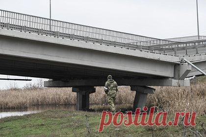 В Мелитополе уточнили мощность взрывов на мосту. Врио главы Запорожской области Евгений Балицкий сообщил, что мощность каждого из двух взрывных устройств на мосту под Мелитополем составила 15-20 килограммов в тротиловом эквиваленте. По его словам, службы приступили к обустройству объездной дороги к селу Константиновка Мелитопольского района, где произошел инцидент.