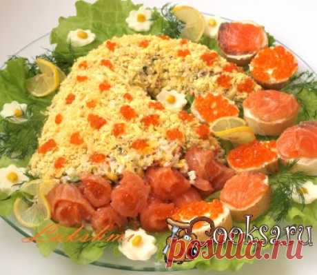 Закуски с красной икрой на Новый год #икра #кулинария #праздник #закуски #новыйгод #рецепты Вареные яйца, фаршированные красной икрой – традиционный вариант праздничной закуски. Однако из красной икры можно приготовить гораздо больше интересных и необычных вариантов закусок на Новый год или любое другое торжество вместо того, чтобы просто сервировать икру в тарталетках – это и разнообразные бутерброды, и канапе, и даже грандиозные закусочные торты, настоящая «вершина» кулинарного мастерства. А…