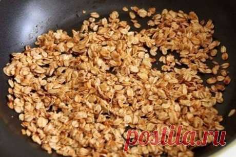 Овсяные хрустяшки

Это очень простой рецепт необычайно вкусного лакомства. Первая реакция - это недоверие, но потом за уши не оттащить как детей, так и взрослых (сравнить можно с семечками).

Ингредиенты:

Хлопья "Геркулес" - 2 стакана
Сахар - 0,5 стакана
Орехи, изюм (по желанию)

Приготовление:

Итак, насыпаем на сухую сковороду 2 стакана хлопьев "Геркулес", добавляем полстакана сахара, ставим на средний огонь и, постоянно помешивая, поджариваем до тех пор, пока сахар не ...
