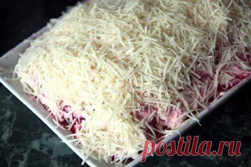 Салат с сельдью и куриной печенью