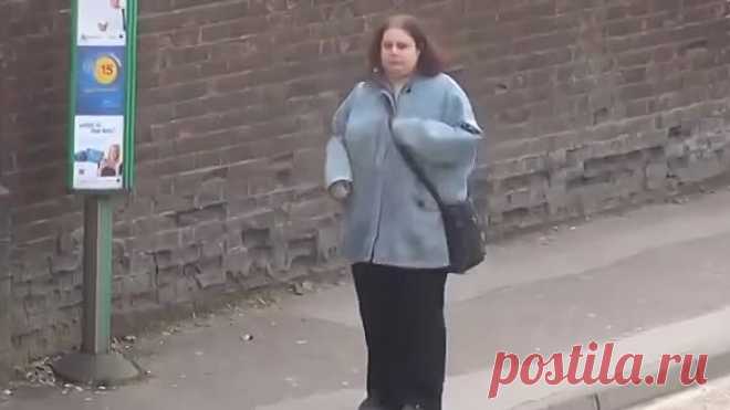 Танец на автобусной остановке.