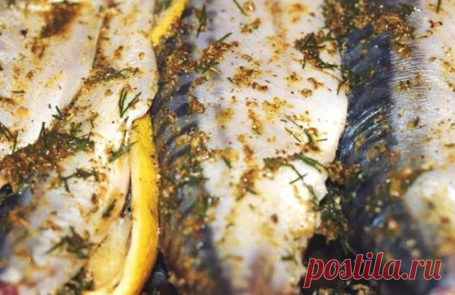 Готовлю рыбу так, что она получается вкуснее любых шашлыков. Для этого я беру скумбрию, лимон и сливочное масло