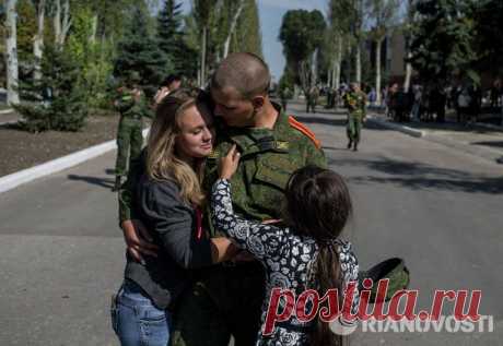 Вручение знамени Донецкому высшему общевойсковому командному училищу | РИА Новости