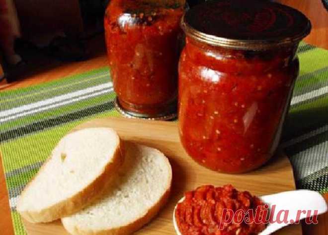 Болгарский соус «Лютеница» — вкуснятина на хлеб или к мясу! Приготовьте на зиму пару больших банок! Ингредиенты на 3 банки по 0,5 л: баклажан — 0.5 кг болгарский красный перец — 1 кг перец чили — 1 штука помидоры — 0,5 кг чеснок — 2 зубчика сахар — 45 гр соль, перец по вкусу растительное масло — 30 гр зелень Приготовление: Запекаем болгарский перец...